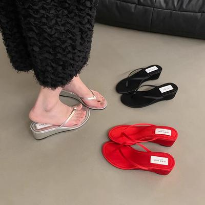 Модные летние женские шлепанцы SUOJIALUN 2025 с узким ремешком, на низком клиновидном каблуке, для улицы, для платья