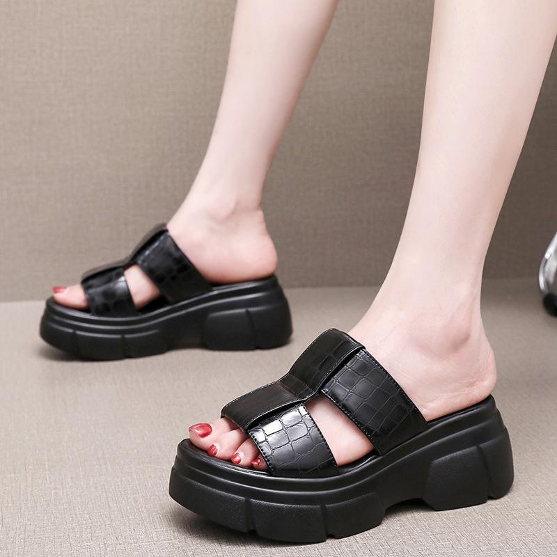 Размер 35-41. Босоножки из лакированной кожи на танкетке и платформе с высоким каблуком. Летние женские тапочки с открытым носком и толстой подошвой черного и белого цвета.