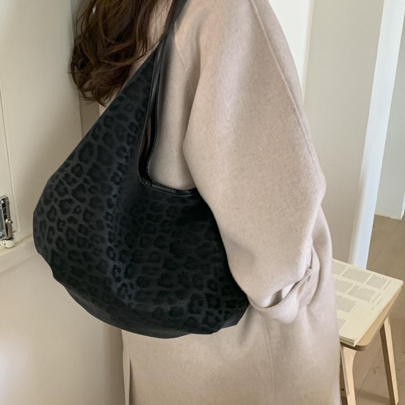 Ретро сумка женская большой вместимости 2025 новая осень и зима простая универсальная на плечо подмышку сумка-тоут для поездок на работу