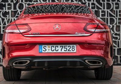 Mercedes C-Class C206 Coupe 21+ Хромированная отделка багажника — Акцент на задней двери — Деталь задней части автомобиля премиум-класса — Усилитель блеска