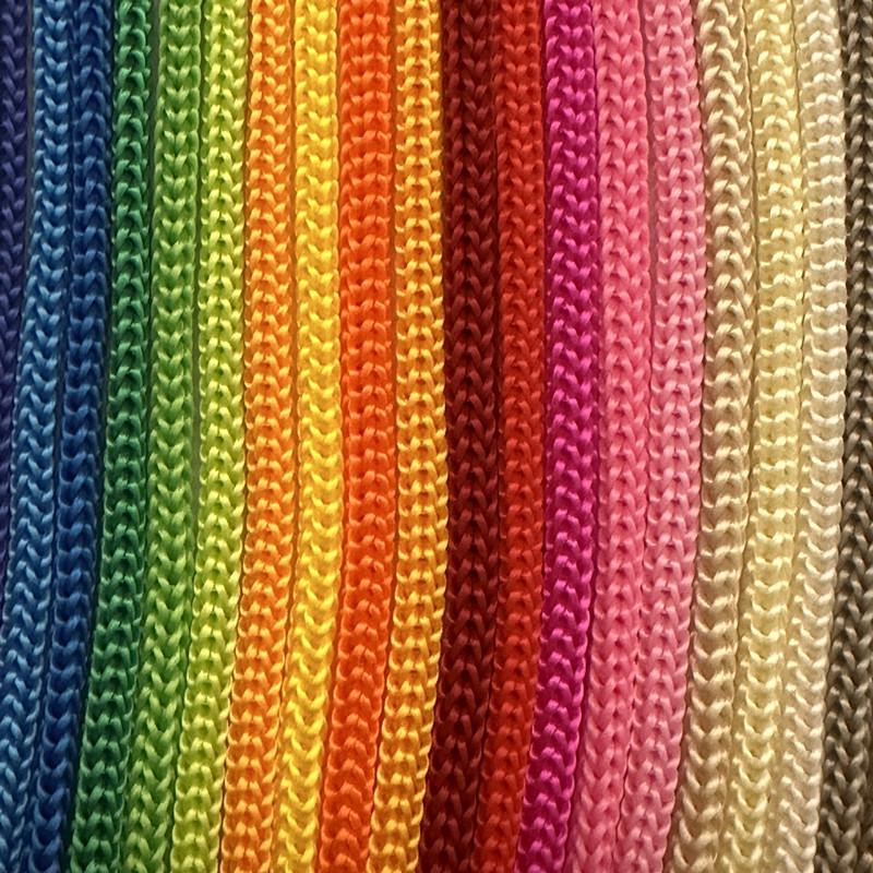 Черно-белая полипропиленовая веревка с четырьмя иглами, портативным полым шнурком и плетеным нейлоновым дизайном.