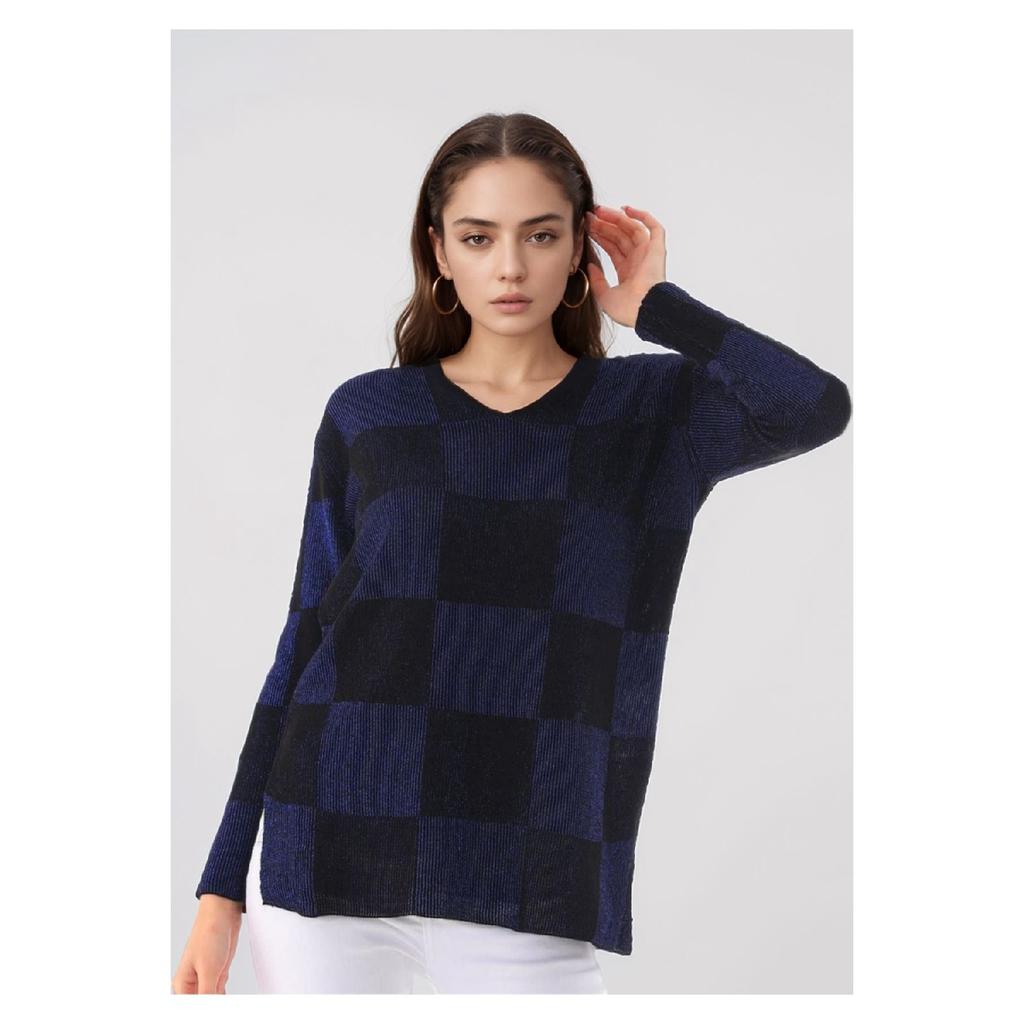 Женский блестящий свитер с квадратным узором серо-черного цвета с V-образным вырезом