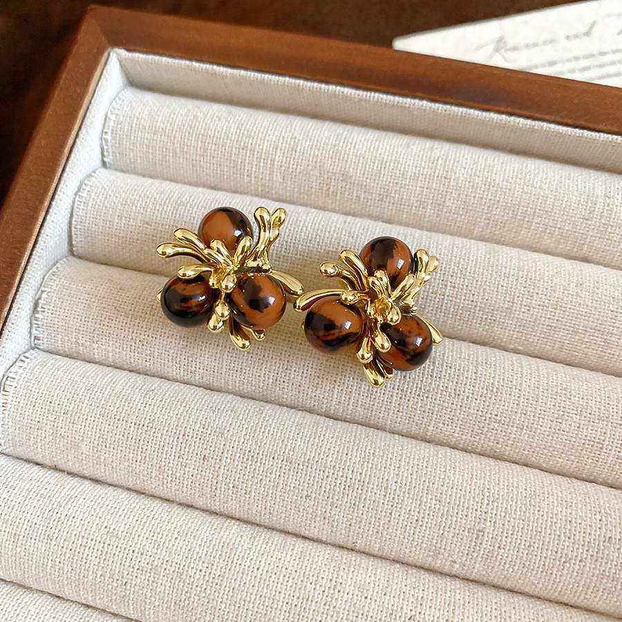 Серьги 'Серебряная игла' в стиле 'Тигровый глаз': Элегантные, модные серьги-пусеты с отделкой карамельного цвета.