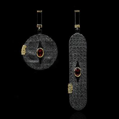 Преувеличенная креативность - это неправильно. Современные женские серьги. Модные черные и золотые двухцветные серьги. Женские украшения для вечеринок.