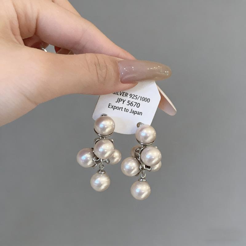French Retro Royal Court Pearl Grape Earrings: Stylish High-End Studs with Unique Niche Design for Women