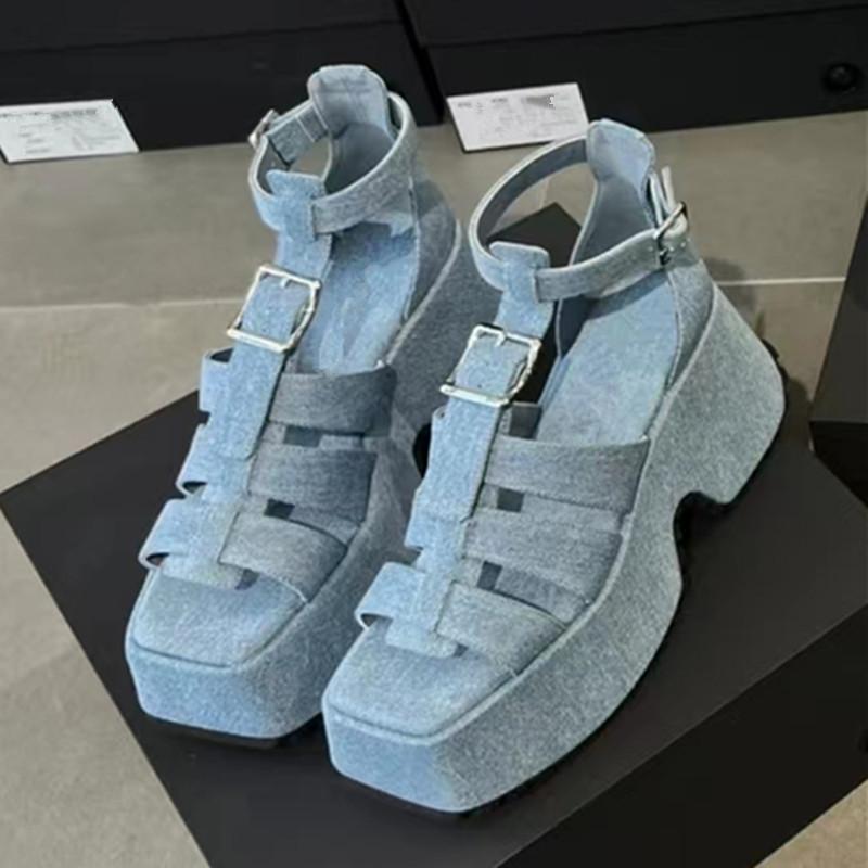 Босоножки из денима с пряжками на танкетке, на платформе и высоком каблуке, летние босоножки в римском стиле, с Т-образным ремешком, обхватывающим щиколотку, туфли на каблуке с перекрестным плетением, дизайнерские туфли на каблуках