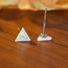 Плоские треугольные серьги-пусеты с маленьким и свежим дизайном, универсальные серьги для работы