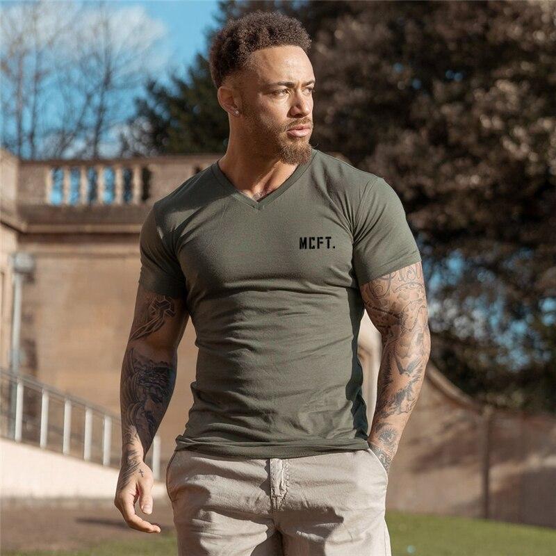 Muscleguys Летние модные мужские футболки с короткими рукавами и индивидуальным принтом, тонкие красивые спортивные повседневные топы для фитнеса и v-образного выреза, футболки с рисунком