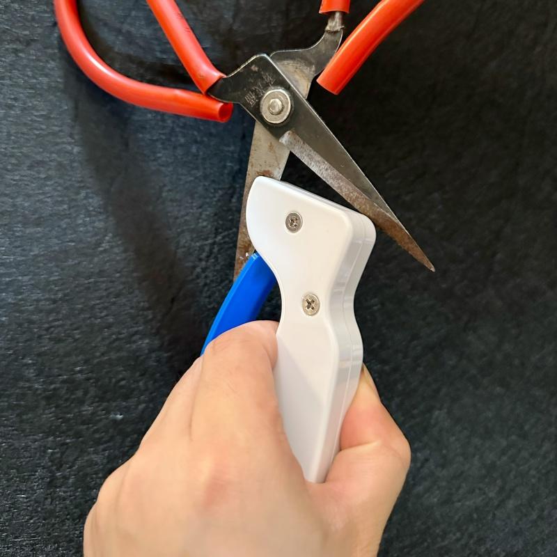 Портативная ручная точилка для инструментов для активного отдыха на природе. Компактный дизайн, эргономичная рукоятка. Быстрая заточка ножей, ножниц, кемпингового снаряжения, походного снаряжения и других предметов для активного отдыха на природе.