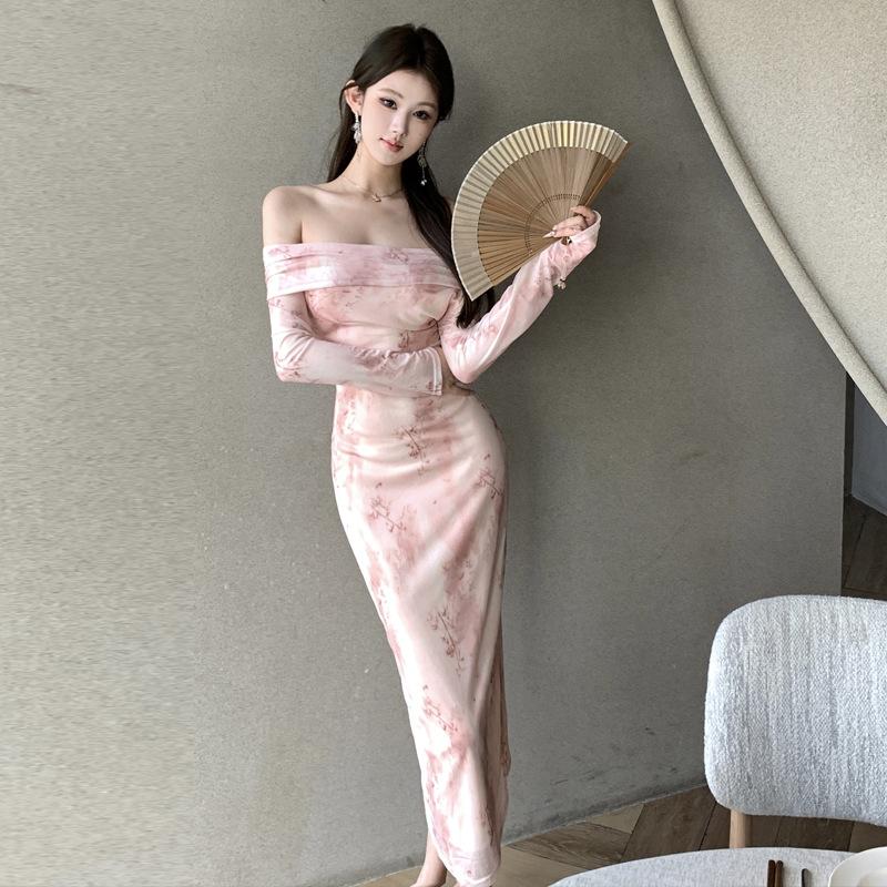 Женское платье с тонкими плечами и французским нежным цветочным принтом