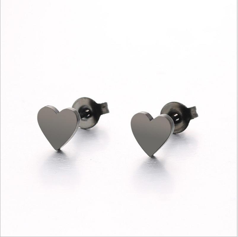 Простые маленькие и милые серьги-гвоздики в форме персикового сердца для женщин