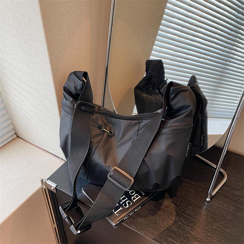 Нишевая спортивная сумка-пельмень женская новая простая сумка-мессенджер большой вместимости универсальная сумка для поездок на работу