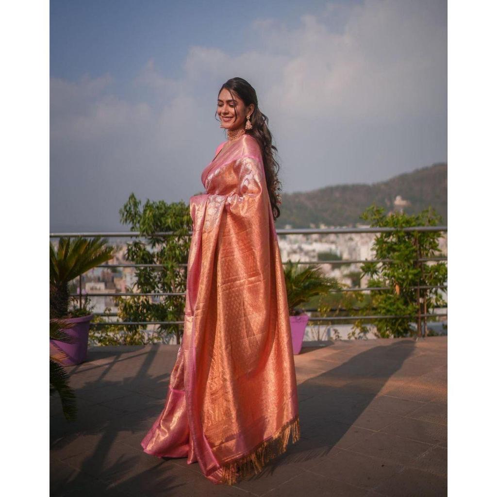 Это красивое сари элегантно украшено великолепным жаккардовым плетением, которое придает образу идеальный вид.