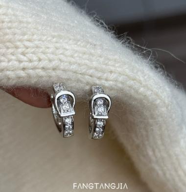 Высококачественные серьги-кольца с бриллиантами и пряжкой в виде подковы