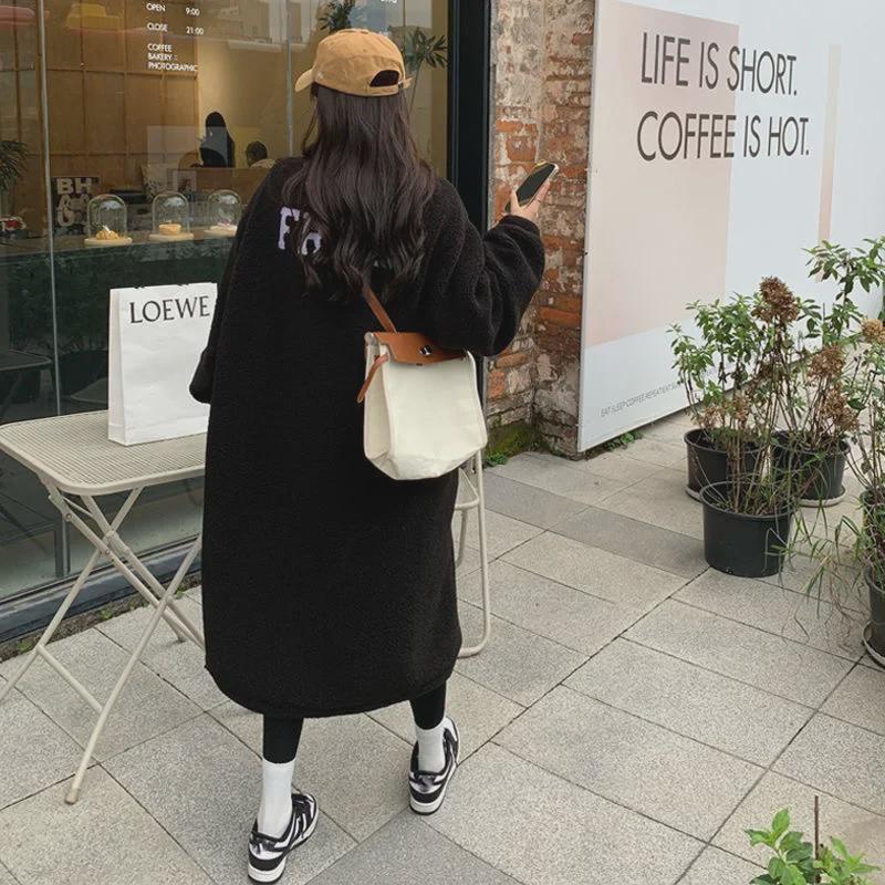 Женское пальто средней длины из овчины с воротником-стойкой — корейский стиль, мода осень/зима 2023 г., свободный кардиган выше колена.