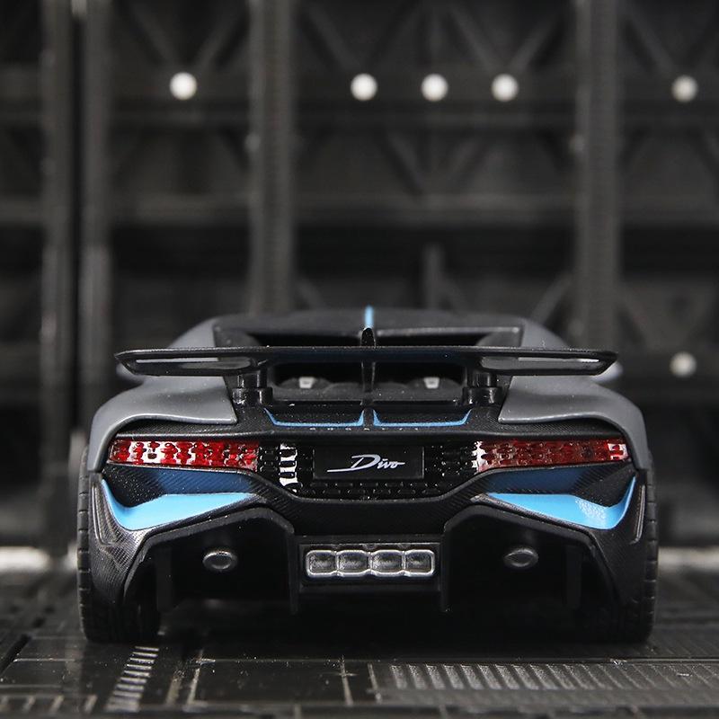 1:24 масштабные литые под давлением металлические модели автомобилей Bugatti Divo для игрушек для мальчиков в возрасте от 3 до 12 лет, автомобили с откатным механизмом, музыкальными дверцами и открывающимся капотом