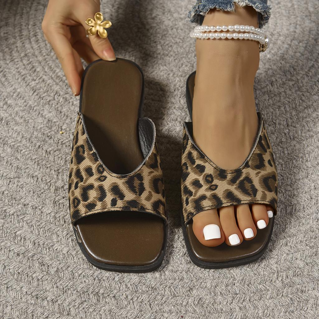 2025 Summer Anti Slip and Wear Resistant High End Simple Beach Outerwear Flip Flops for Women