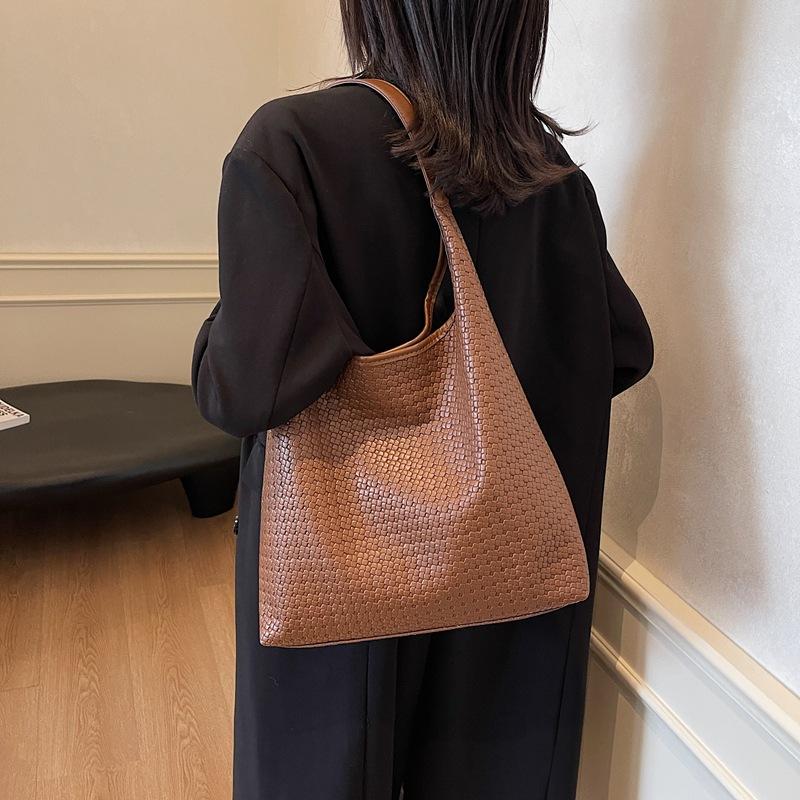2025 fashion popular retro woven commuter tote bag niche design underarm bag women's large capacity shoulder bag