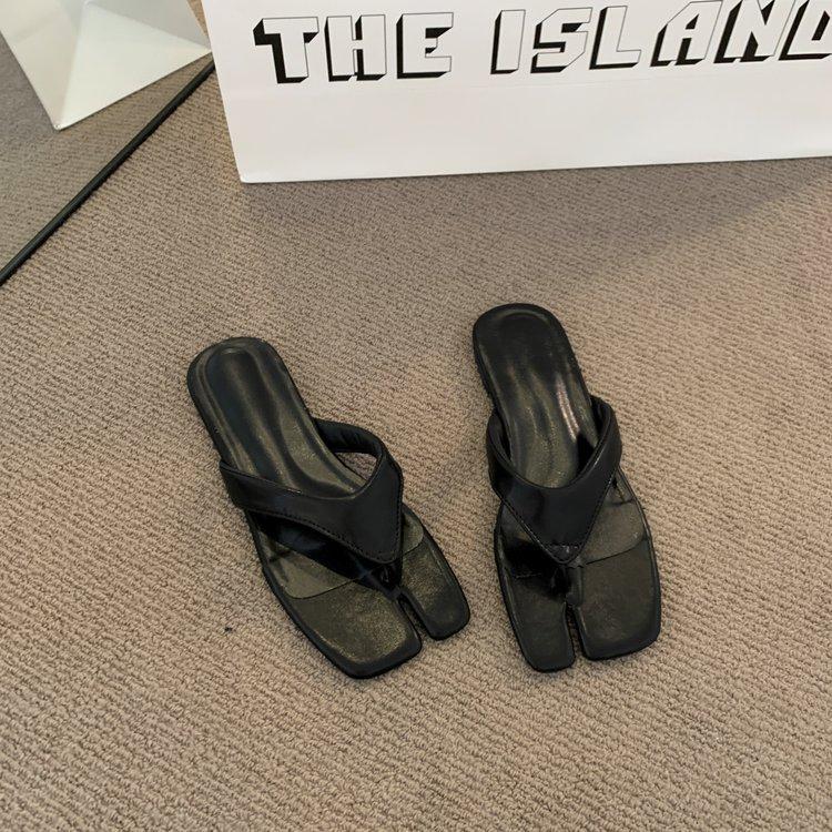 Beautiful Skirt Silver Toe Beach Slippers Women's Summer Wear 2025 New Flat-bottomed Flip-flops Pig's Trotters Cool Slippers