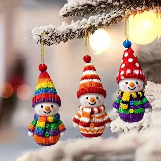 Деревянные елочные игрушки снеговики, красочные фигурки снеговиков в шапках с помпонами, праздничное украшение для рождественской елки