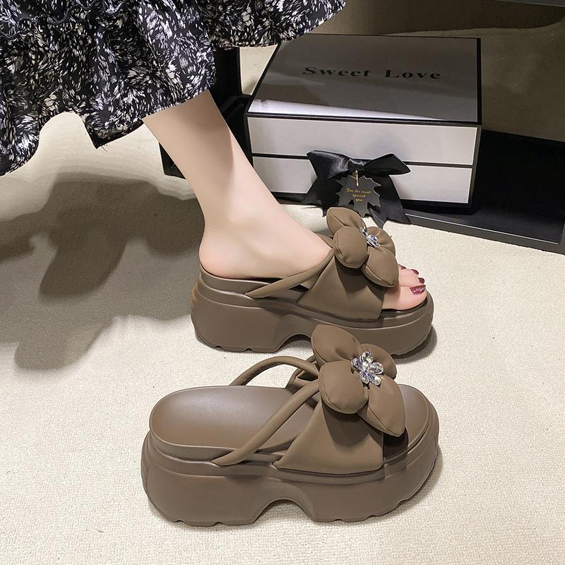 Модные сандалии на толстой подошве для женщин 2024 года, модная летняя новая корейская версия, модные тапочки со стразами и цветком в форме рыбьего рта, по слухам