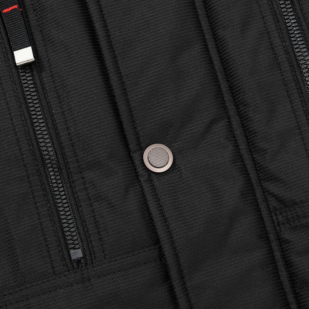 Утепленная куртка средней длины из хлопка и бархата с множеством карманов, ветрозащитными рукавами и съемной кепкой.