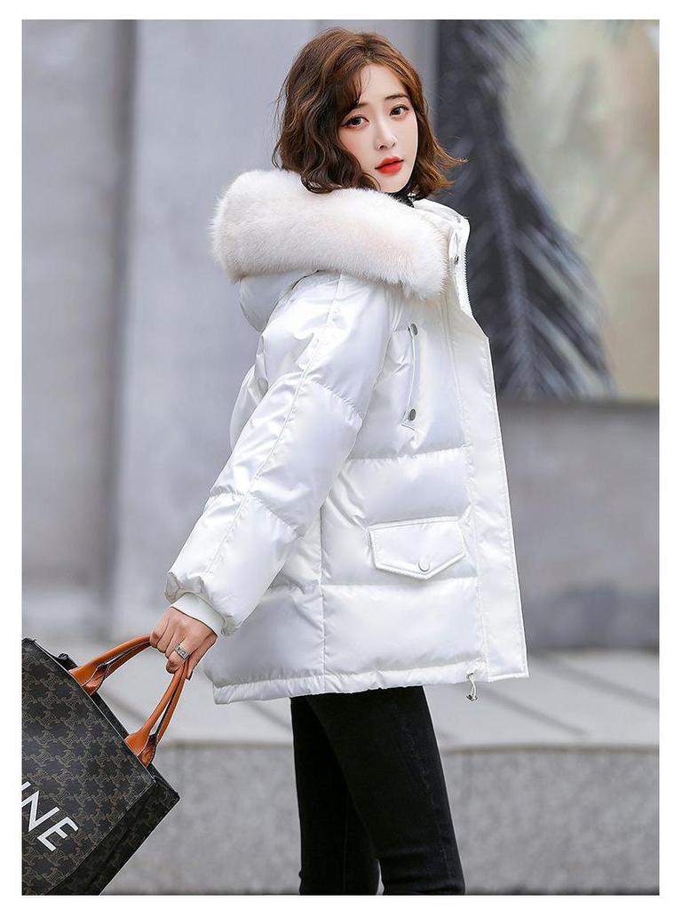 Женская блестящая белая куртка на утином пуху, модель 2024 года — короткая, не требующая стирки, теплая, свободного кроя с меховым воротником