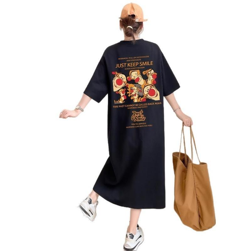 Женское летнее платье-футболка длиной выше колена с короткими рукавами и свободным разрезом