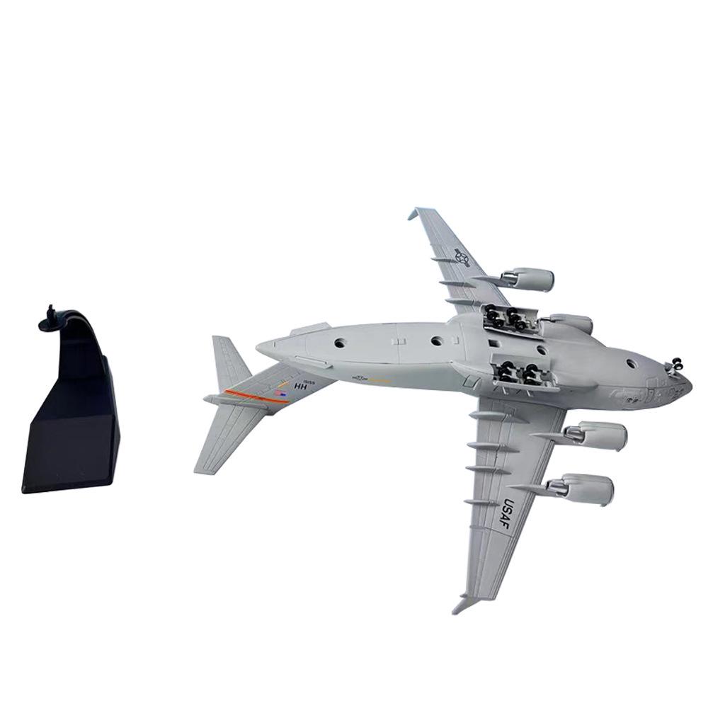 1:Модель-украшение стратегического транспортного самолета C-17 Globemaster Вооруженных сил США в масштабе 200