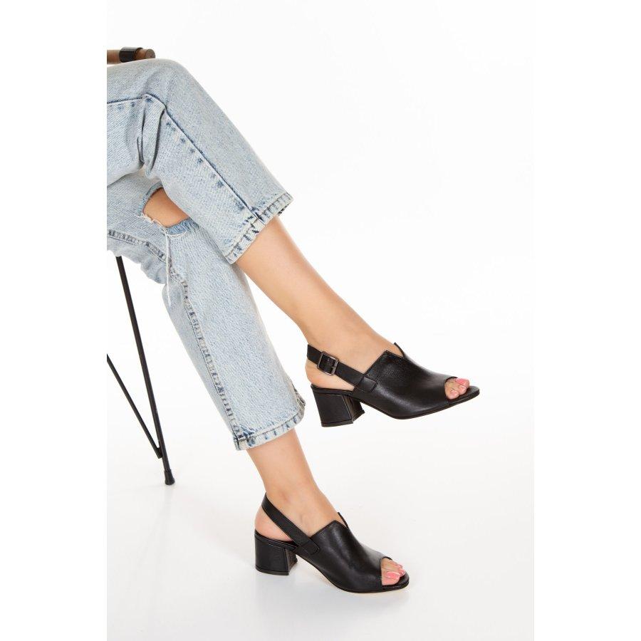 Женские стильные босоножки из натуральной кожи на квадратном каблуке