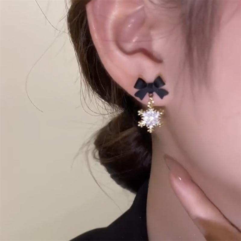 Black Red Snowflake Pendants Earrings for Women Bowknot Top Sweet Korean Fashion Girls Crystal Hanging Earings Winter Decor