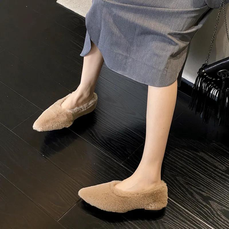 Модные балетки с острым носком из меха для женщин, зимние теплые плюшевые неглубокие мокасины, женские лаконичные мокасины из цельного меха, модельные туфли