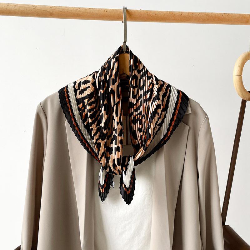 70 * 70 Four Seasons Доступен Новый женский маленький квадратный шарф, высококачественный шарф с буквенным принтом, профессиональный шарф, атласный шарф