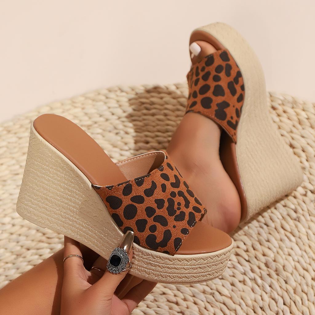 Женские тапочки, новые модные босоножки с открытым носком, повседневная обувь на танкетке, женские уличные сексуальные тапочки с леопардовым принтом, женские шлепанцы