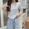 Женская футболка лета 2025 года Slim-Fit с V-образным вырезом, коротким рукавом и изогнутым подолом - модный корейский стиль