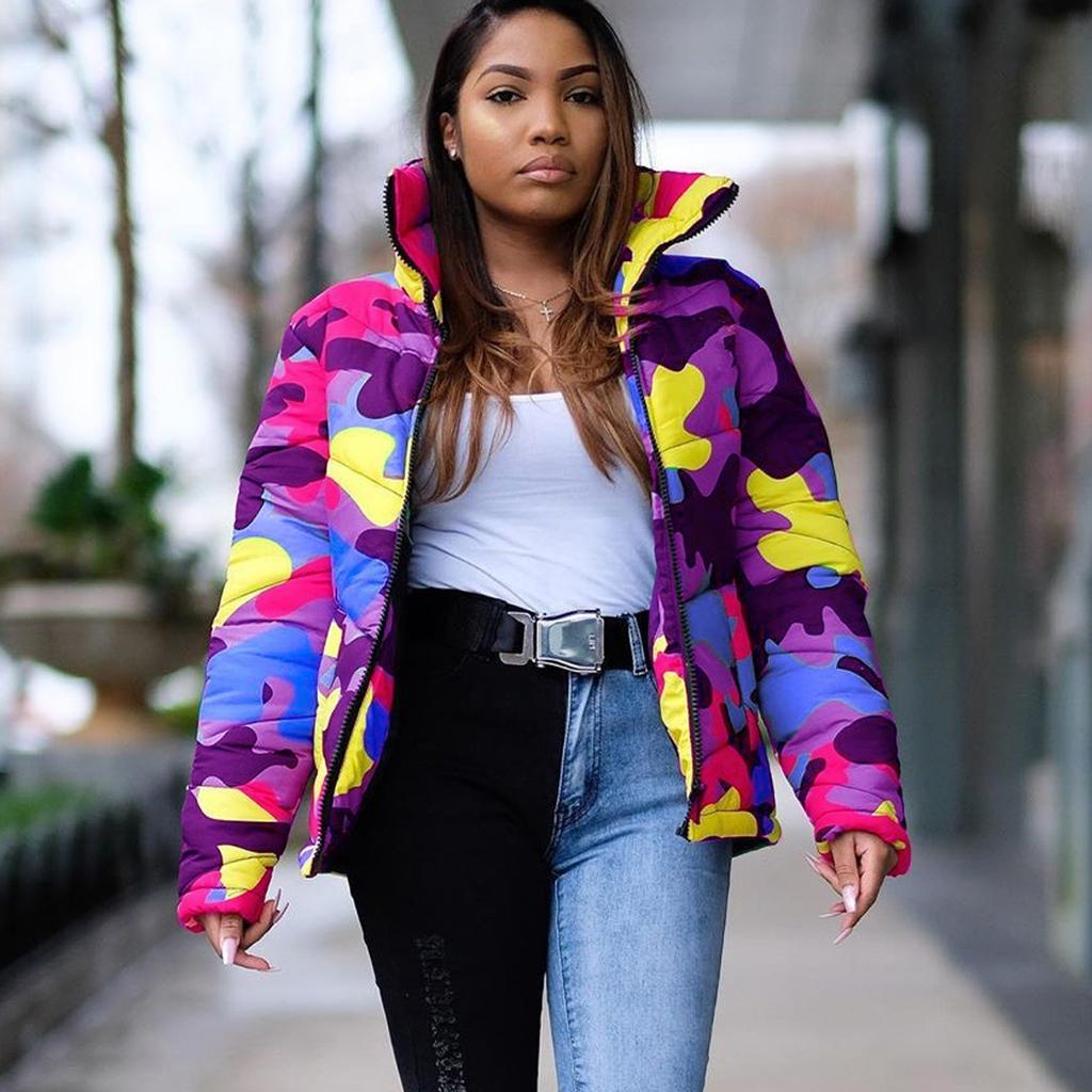 Глянцевый камуфляжный пуховик унисекс с длинными рукавами и карманами на молнии