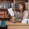 Кружка-книга с росписью, Новинка 2025 года, 3D кружка-книга из расписного стекла для горячих или холодных напитков, Оригинальная кофейная кружка в форме стопки книг, Подарки для книголюбов и друзей