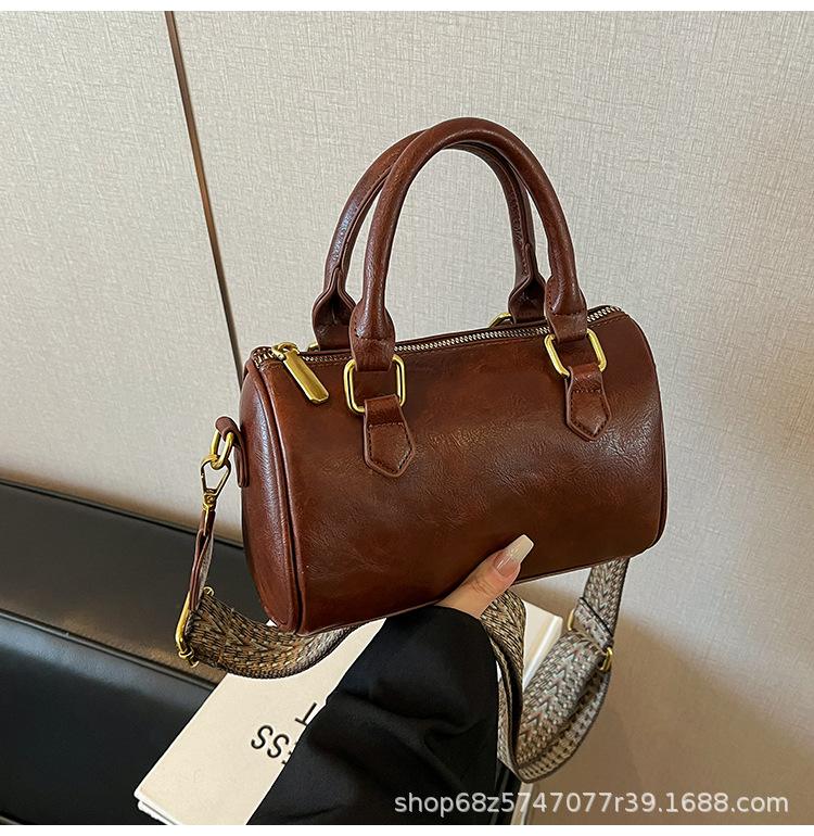 Niche wide shoulder strap cylinder messenger bag women's 2025 new retro Boston bag casual versatile portable shoulder bag