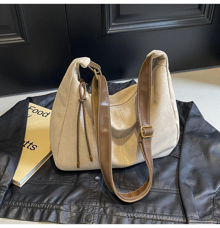 Модная сумка с мягкой лицевой стороной женская 2024 новая осенне-зимняя нишевая сумка-мессенджер на одно плечо под мышку популярная сумка-тоут