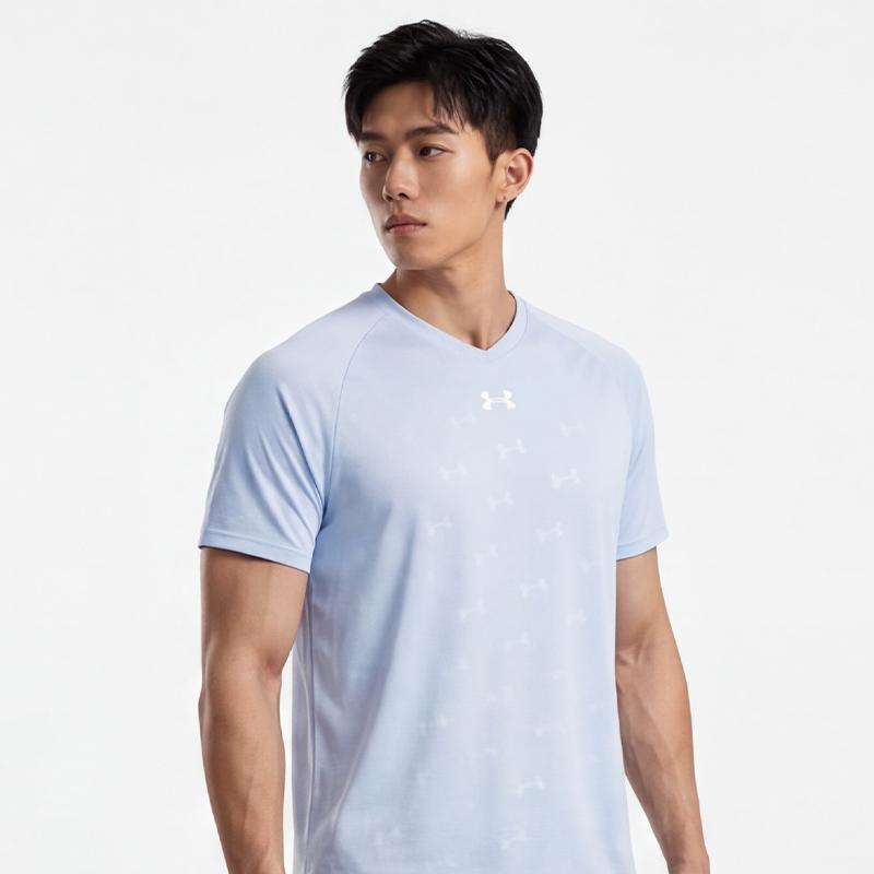 Under Armour Футболка унисекс с V-образным вырезом, свободного кроя, с цветными блоками и рукавами реглан, влагоотводящая, дышащая, быстросохнущая, с логотипом, с короткими рукавами 21500531-441