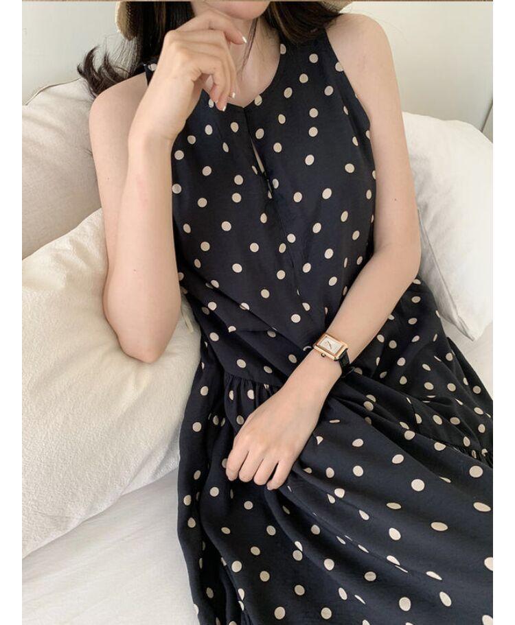 Повседневное платье свободного кроя с круглым вырезом и принтом в горошек