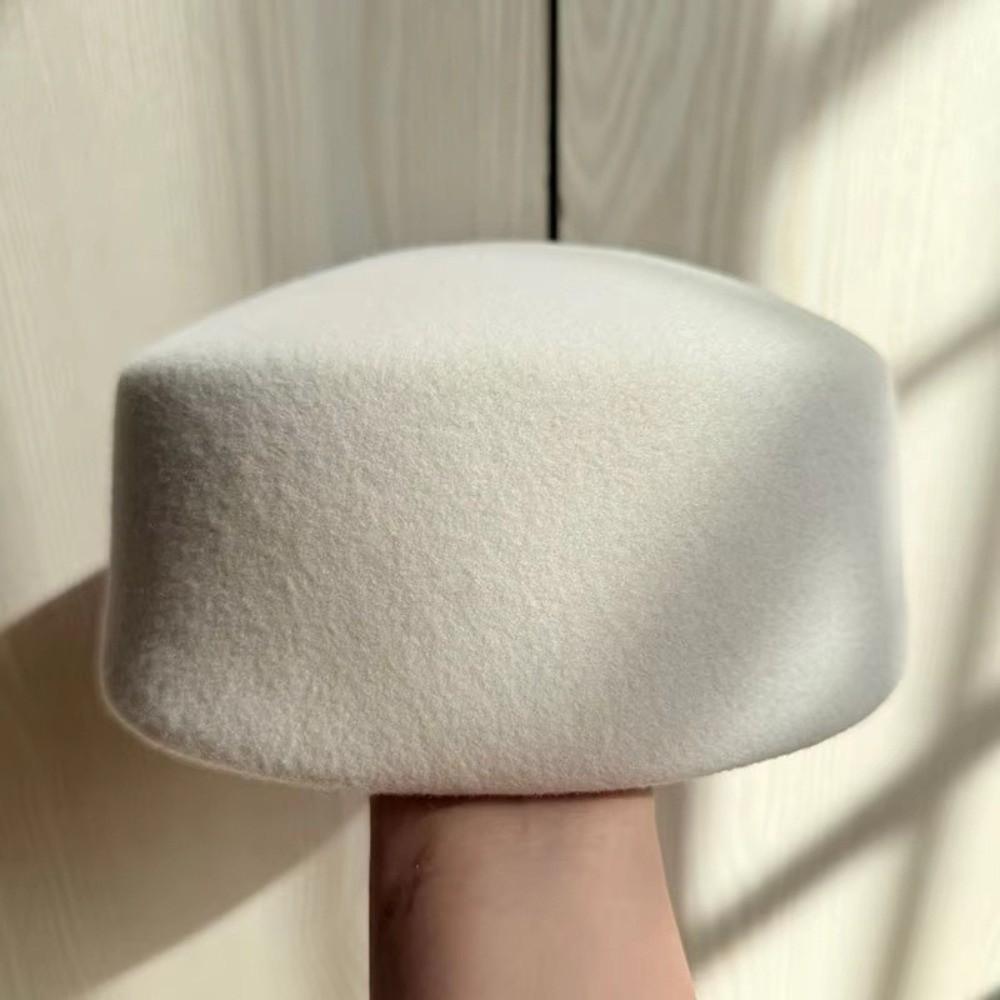 Элегантная зимняя шляпка-таблетка из 100% шерсти с дизайном с плоским верхом