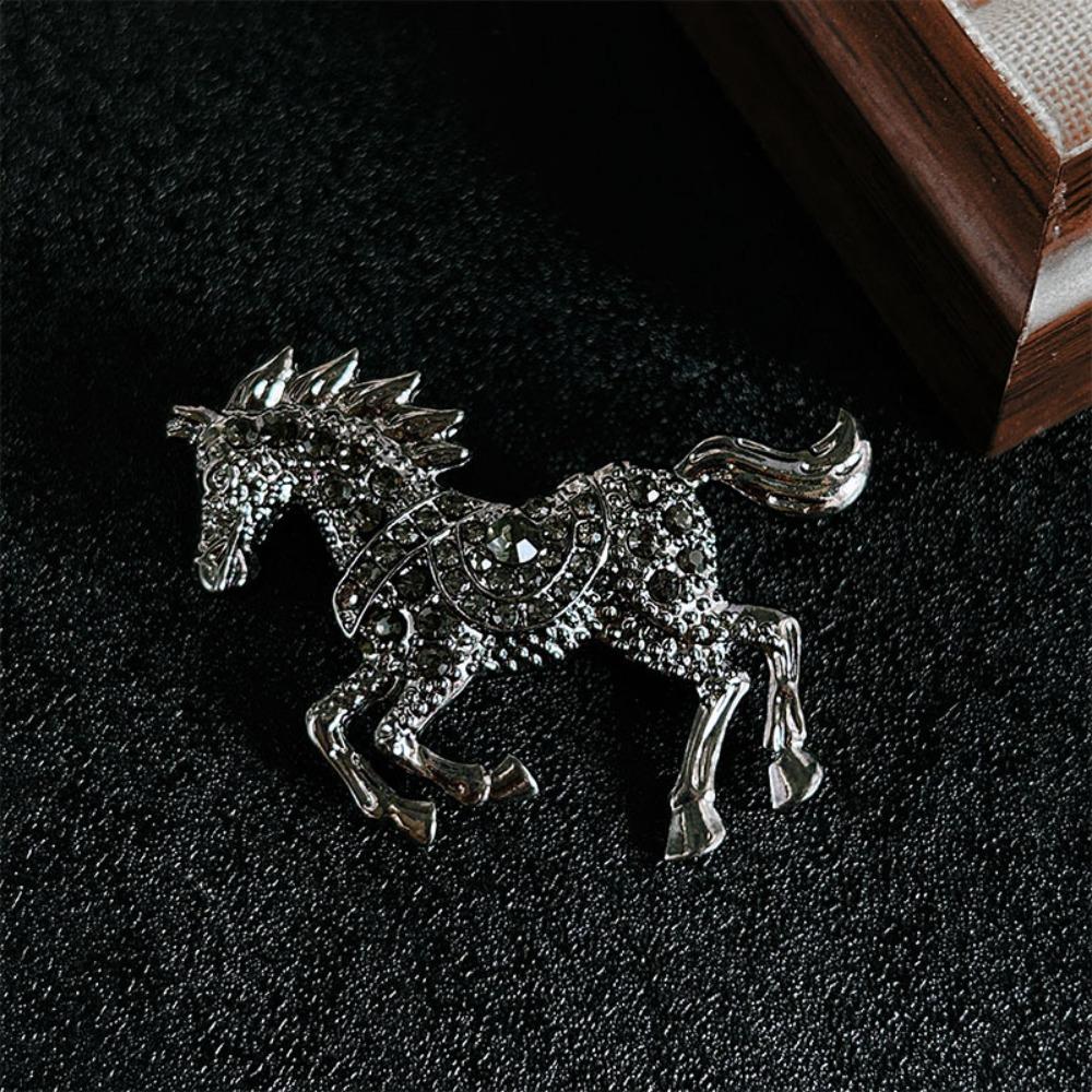 Luxury Rhinestone Horse Brooches Casual Metal Badge Pin Vintage Zodiac Animal Lapel Pins  for Women