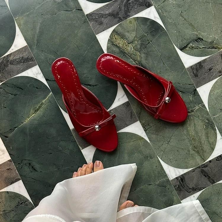 Кожа лаковая кожа французский темперамент туфли-лодочки на низком каблуке женская верхняя одежда 2025 летние сандалии