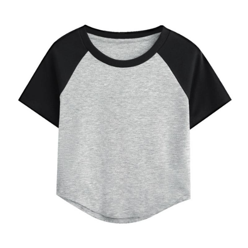 Короткая футболка контрастного цвета из двух частей, облегченного кроя с короткими рукавами