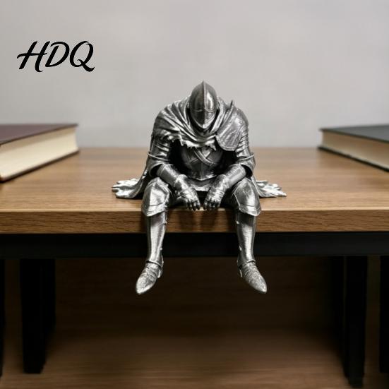 Фигурка средневекового рыцаря 3D-печать Отдыхающая фигурка Сидящий на краю Темное фэнтези Ретро Серебряный Декор для дома Статуя Воин в доспехах Сидящий на полке