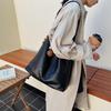 Корейская версия популярной сумки-хобо через плечо большой вместимости для женщин 2025 новая осенне-зимняя сумка для работы в стиле ретро, универсальная