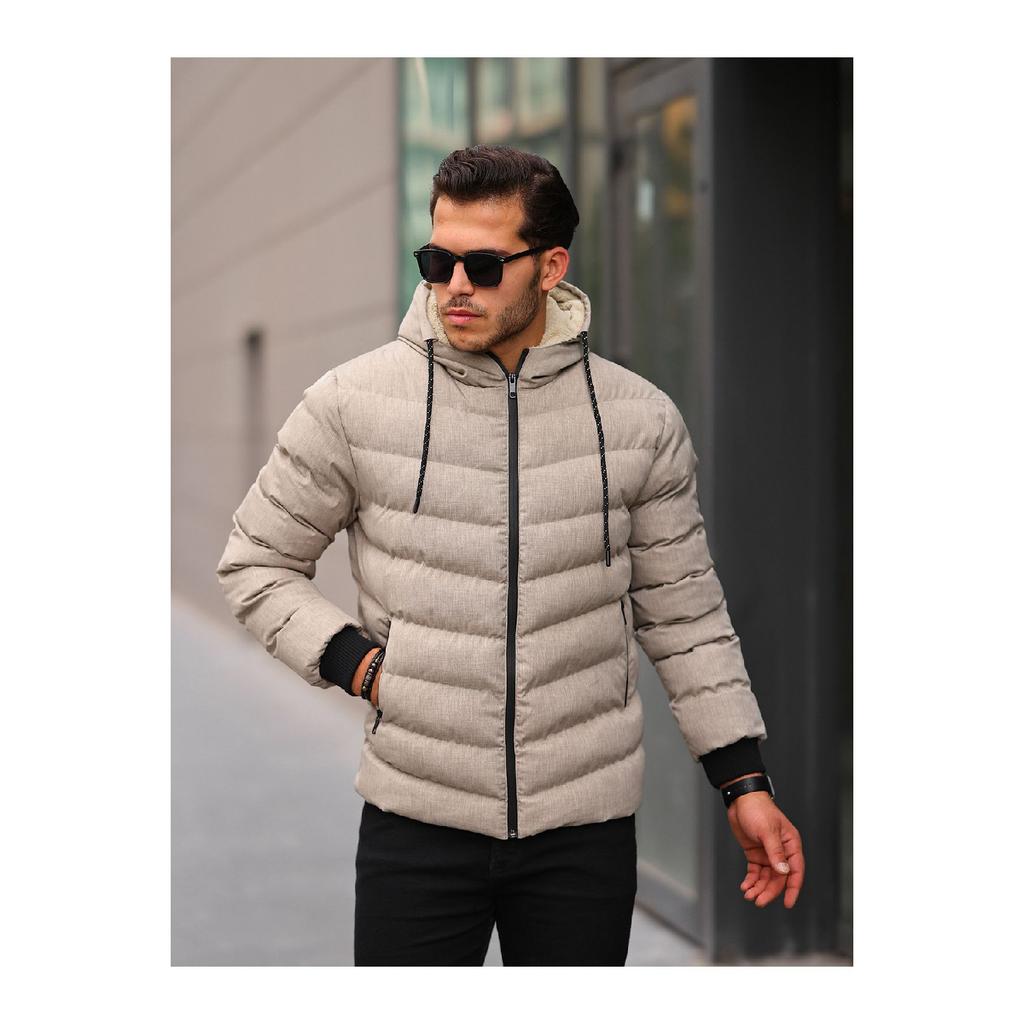 Мужской пуховик черного цвета с меховой отделкой внутри