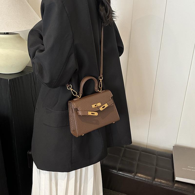 Ретро трендовая женская сумка 2025 новая осенняя модная повседневная маленькая квадратная сумка высококлассная сумка через плечо