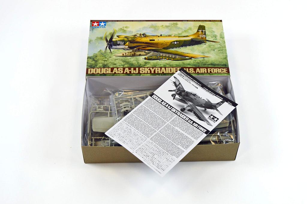 Tamiya 1/48 Серия шедевров авиации №. 73 США. ВВС Дуглас A-1J Скайрейдер Пластиковая Модель 61073